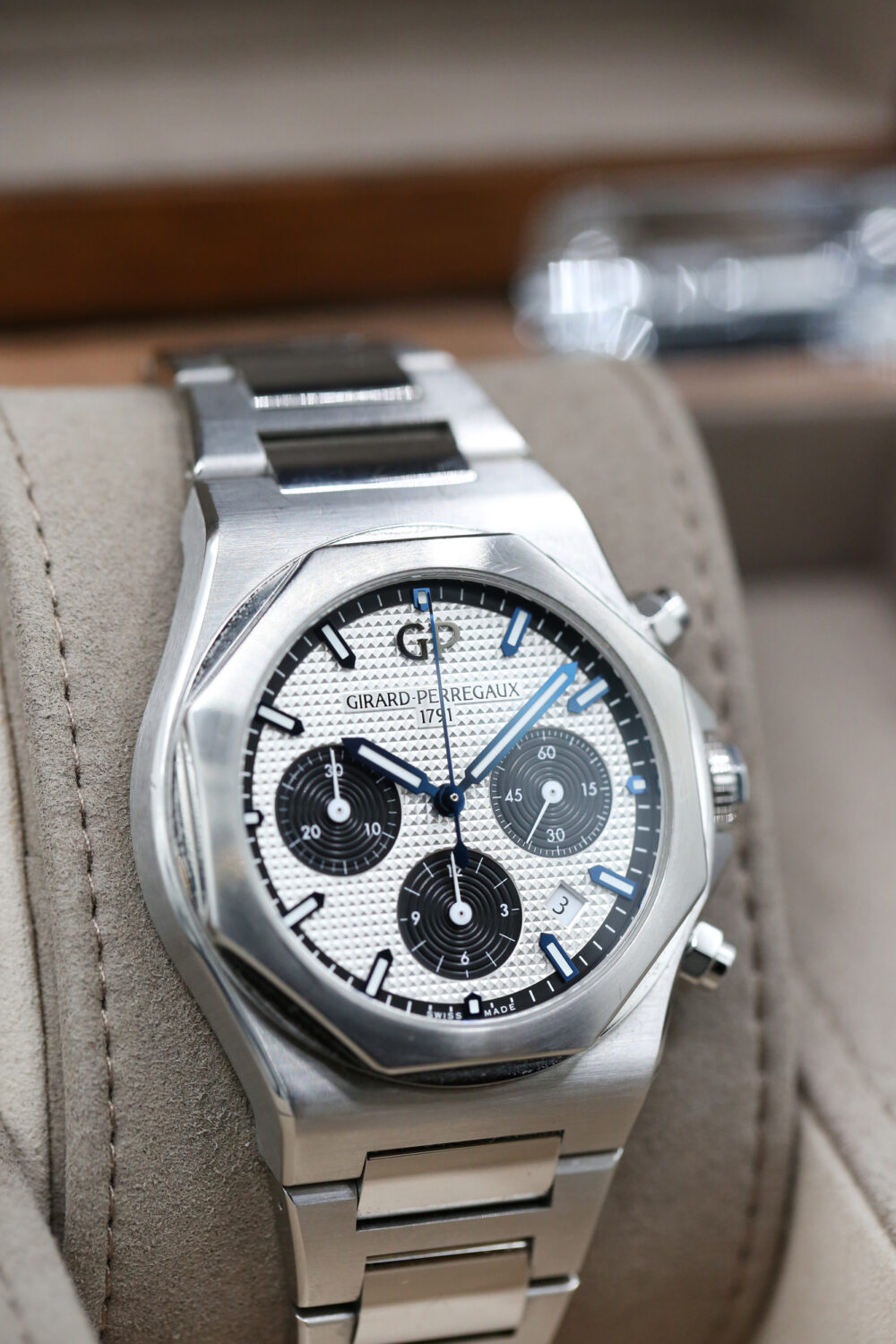 Girard Perregaux 81020-11-131-11A Panda LAUREATO 42mm 2021 - Image 2