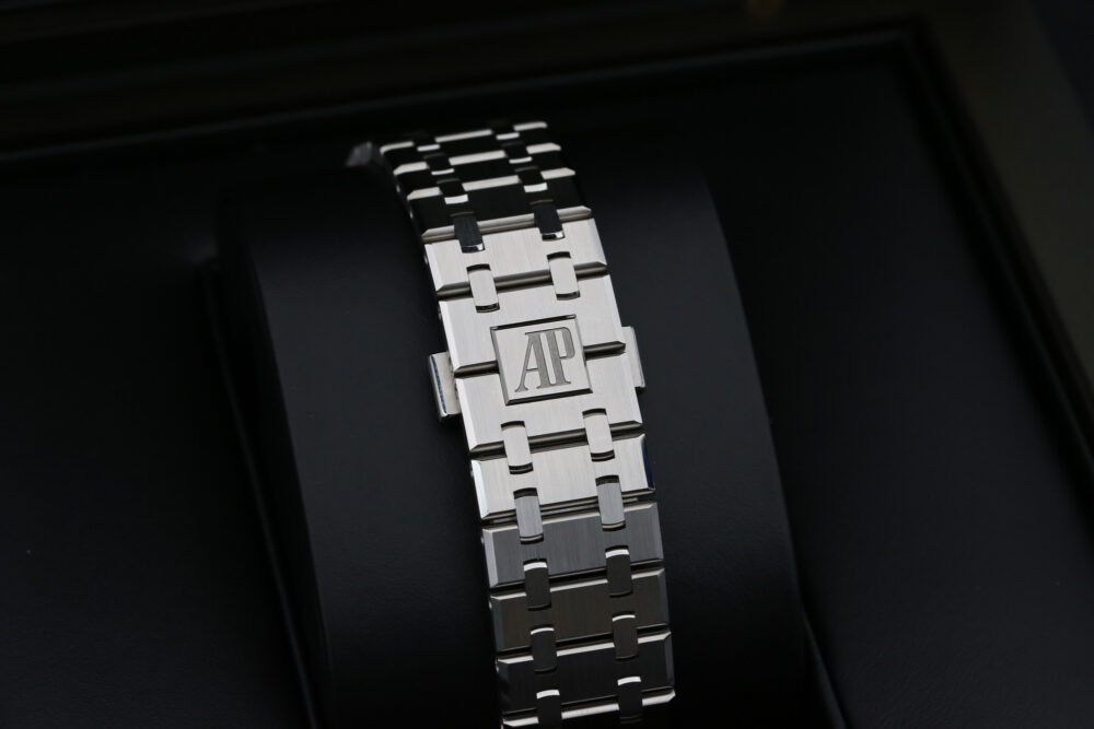 Audemars Piguet 15510ST Green ROYAL OAK 41mm 2024 - Image 9