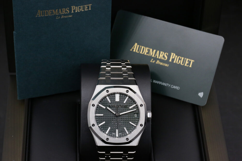 Audemars Piguet 15510ST Green ROYAL OAK 41mm 2024 - Image 6