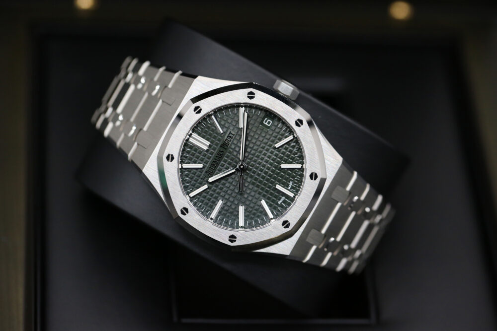 Audemars Piguet 15510ST Green ROYAL OAK 41mm 2024 - Image 4