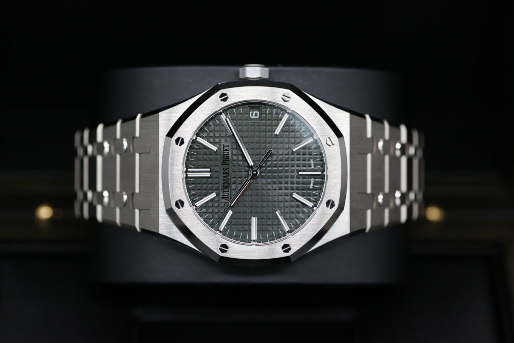 Audemars Piguet 15510ST Green ROYAL OAK 41mm 2024 - Image 3