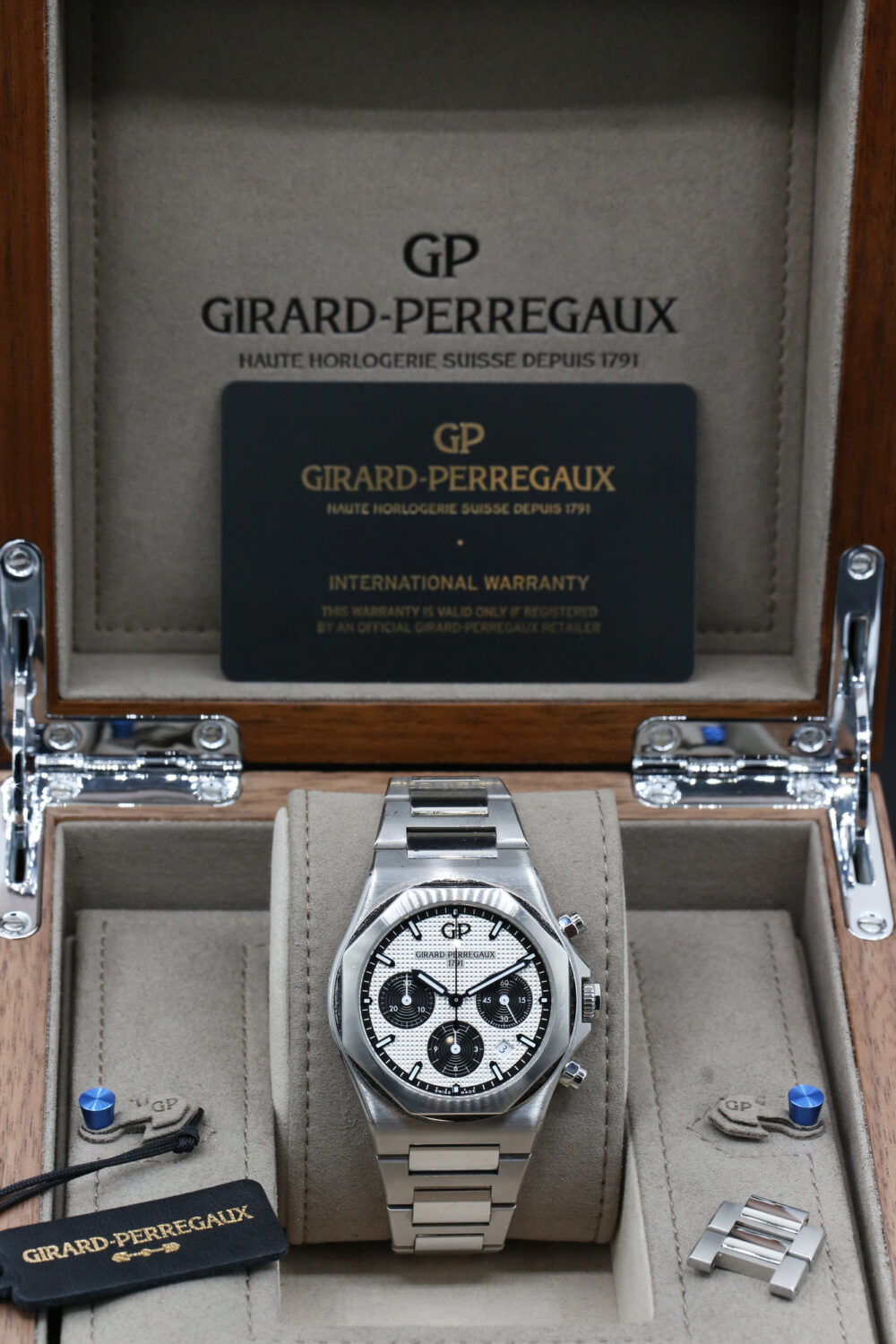 Girard Perregaux 81020-11-131-11A Panda LAUREATO 42mm 2021 - Image 4