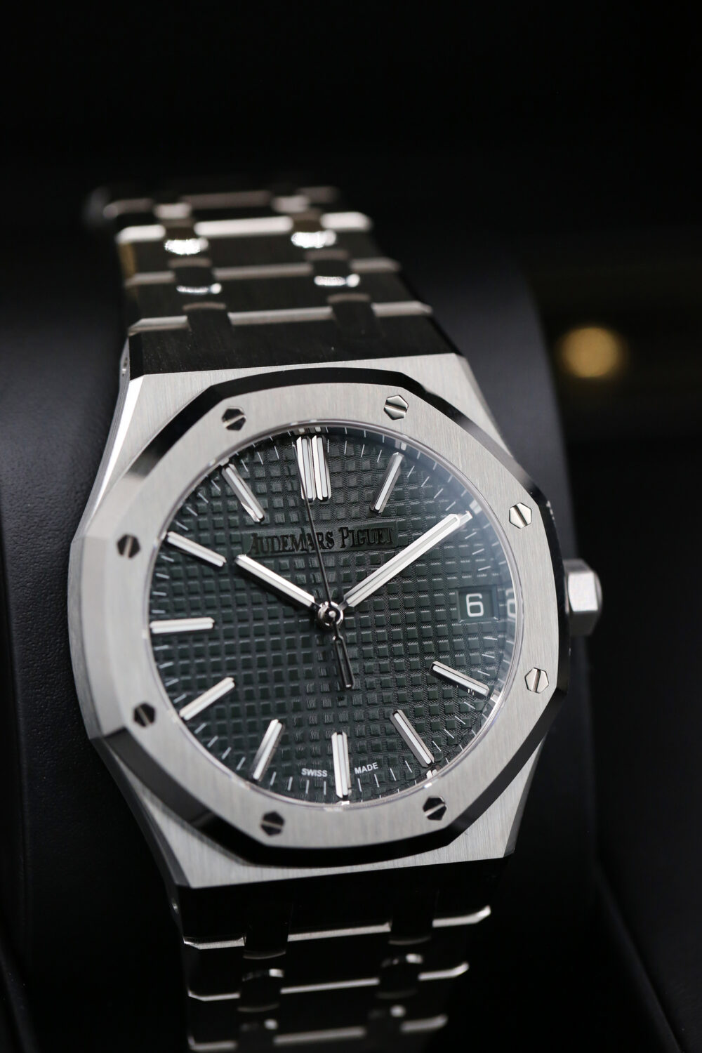 Audemars Piguet 15510ST Green ROYAL OAK 41mm 2024 - Image 2